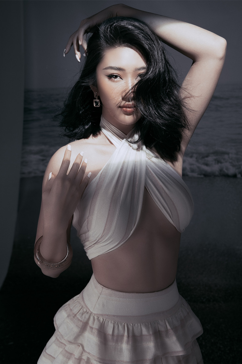 thuy-ngan-chup-sexy-eo-thon-chan-dai-7.jpg