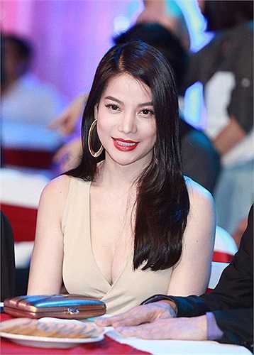 khoe-vong-mot-dep-nhu-u40-truong-ngoc-anh-2.jpg