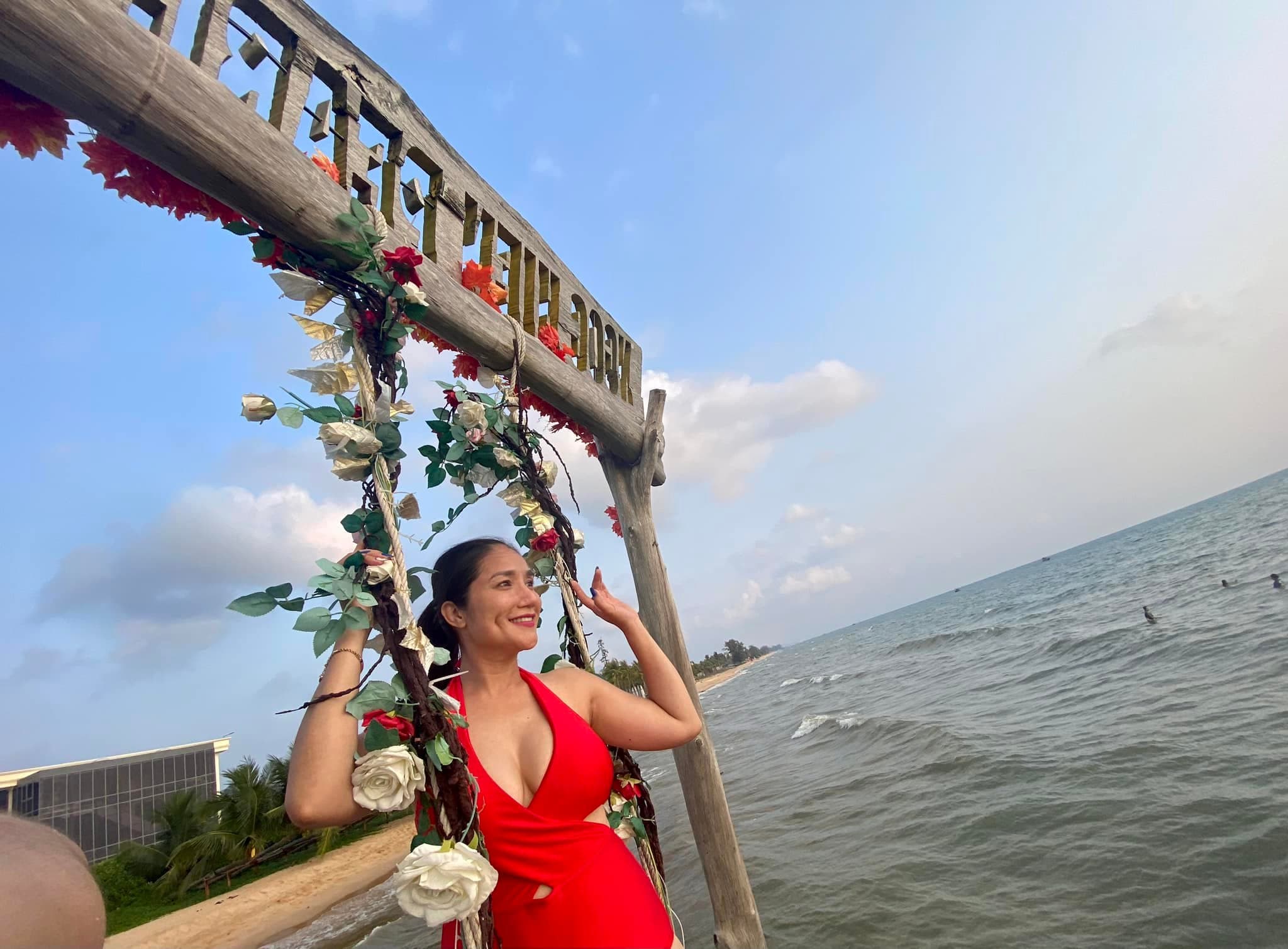 cat-tuong-khoe-loat-anh-dien-bikini-nong-bong-mat-o-tuoi-44-phan-ung-gat-khi-duoc-22nga-gia22...jpeg