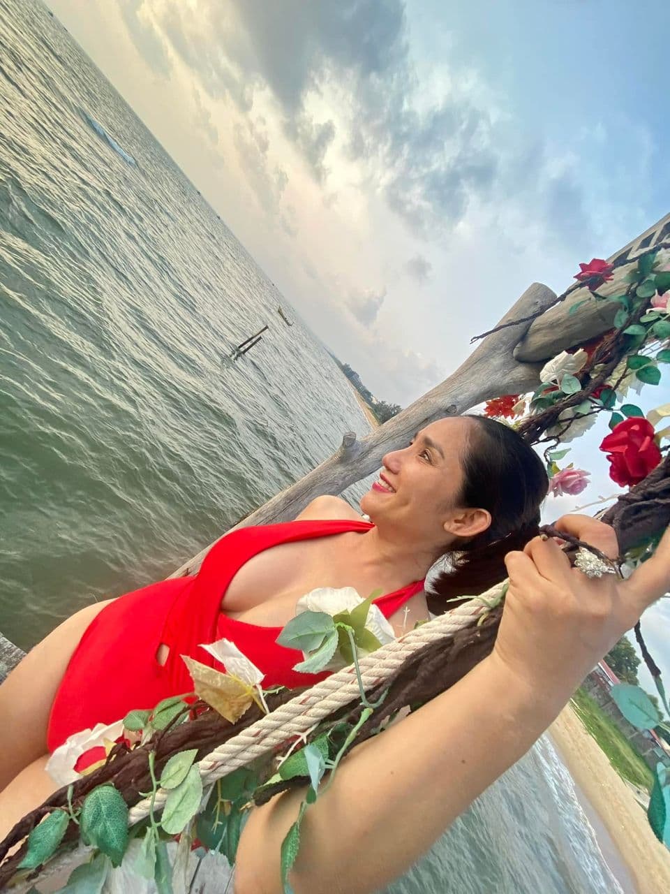 cat-tuong-khoe-loat-anh-dien-bikini-nong-bong-mat-o-tuoi-44-phan-ung-gat-khi-duoc-22nga-gia22...jpeg