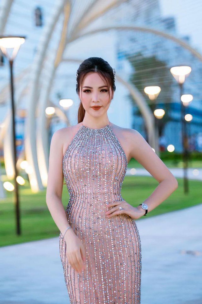 ngam-gu-thoi-trang-sang-trong-va-quyen-ru-cua-a-hau-thuy-van-091-5197777.jpg